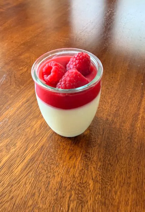 whote chocolate cream with raspberry mousse